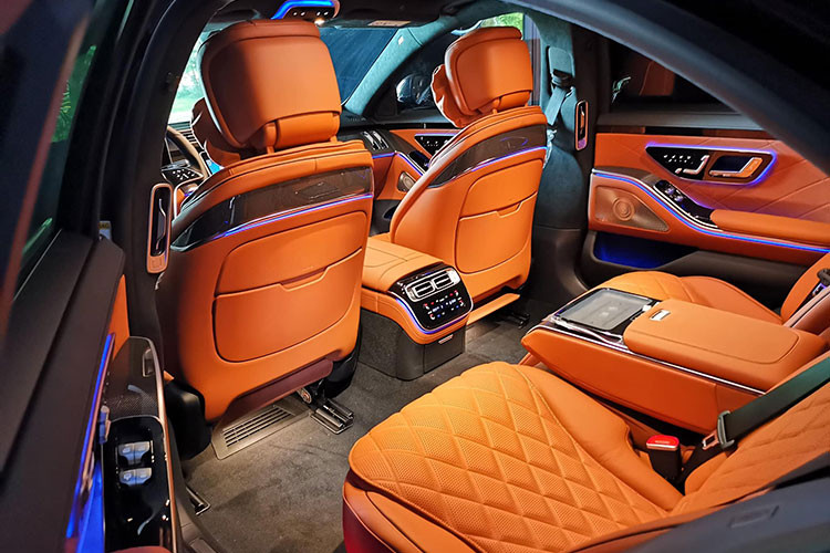 Ngoài ra, chiếc xe sang Mercedes-Benz S450 Luxury này còn sở hữu màn hình cảm ứng OLED 12,8 inch ở khu vực trung tâm, chi tiết này giúp bảng điều khiển xe gọn hơn khi lượt bỏ đến 27 nút bấm so với bản cũ.