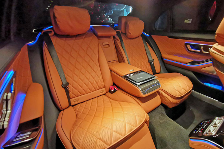 Tiếp đến là các chi tiết ốp gỗ đen bóng Piano trong khoang lái xe Mercedes-Benz S450 Luxury thế hệ mới của Đàm Thu Trang tạo nên sự sang trọng và đẳng cấp,...