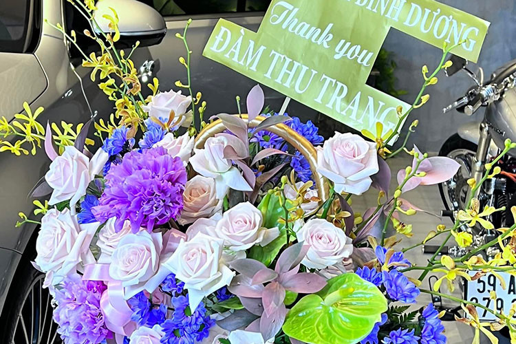 Ngoại thất xe Mercedes-Benz S450 Luxury thế hệ mới của vợ Cường "Đô-la" mới nhận bàn giao mang màu HighTech Silver cùng nội thất màu nâu đẹp mắt.