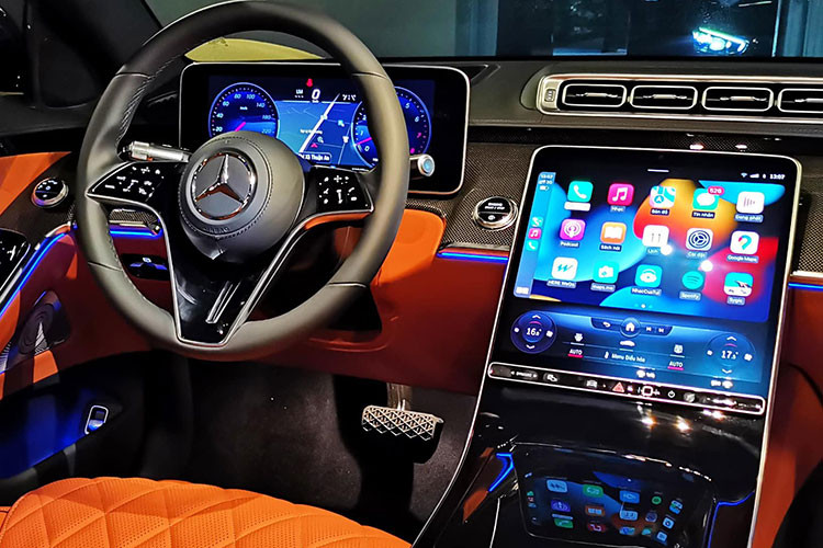 Mở cửa bước vào bên trong khoang lái của xe Mercedes-Benz S450 Luxury 2022 mới được bàn giao cho vợ chồng Cường "Đô-la" đập vào mắt người xem chính là việc xe có nội thất màu nâu khá ấn tượng và còn được trang bị rất nhiều đồ chơi xịn sò theo xe như ghế ngồi bọc da Nappa Exclusive cùng gói nội thất Exclusive với ghế thương gia phía sau và đệm đỡ bắp chân.