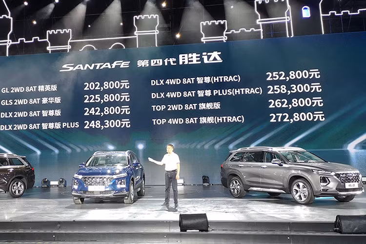 Theo trang tin Sohu, Hyundai SantaFe giảm giá xuống chỉ còn 177.800 Nhân dân tệ (khoảng 622 triệu đồng). Tuy nhiên, con số này vẫn chưa đủ hấp dẫn đối với khách hàng Trung Quốc, kéo theo lượng xe bán ra thấp.
