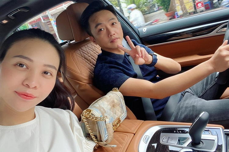 Việc bán đi chiếc xe sang BMW 740Li của vợ chồng Cường Đô la được đánh giá khá hợp lý vì mẫu xe này anh đã trải nghiệm 2 năm, trong khi garage đã có thêm 2 thành viên mới cùng phân khúc xe sang là Mercedes-Benz S450 Luxury và đặc biệt Audi A8L 2022 sở hữu nhiều công nghệ tiên tiến, đủ phục vụ nhu cầu của 2 vợ chồng nhà này.