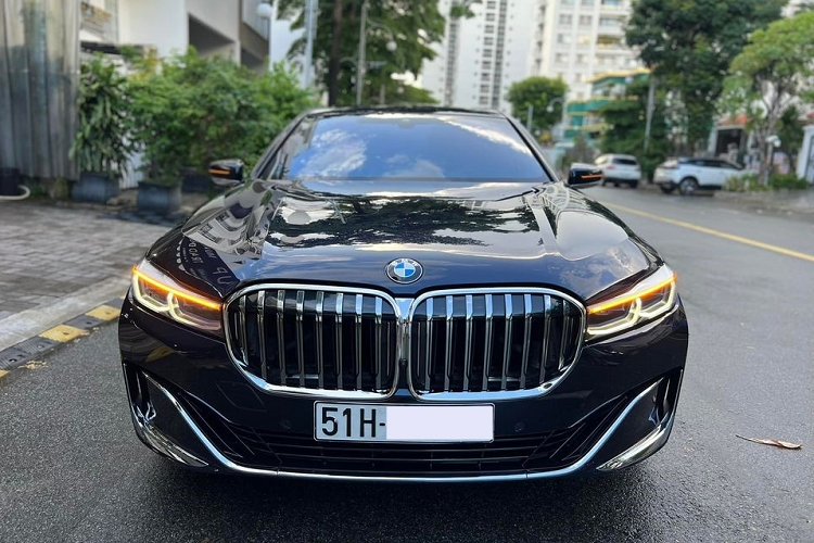Vào tháng 10/2020, thông tin Cường Đô la tậu chiếc xe sang BMW 740Li Pure Excellence 2020 có giá hơn 6,2 tỷ đồng chưa bao gồm chi phí lăn bánh đã thu hút không ít người. Đến nay, một người chuyên mua bán xe sang đã qua sử dụng đã chia sẻ về việc vợ chồng Cường Đô la rao bán BMW 740Li Pure Excellence cho chủ nhân mới.