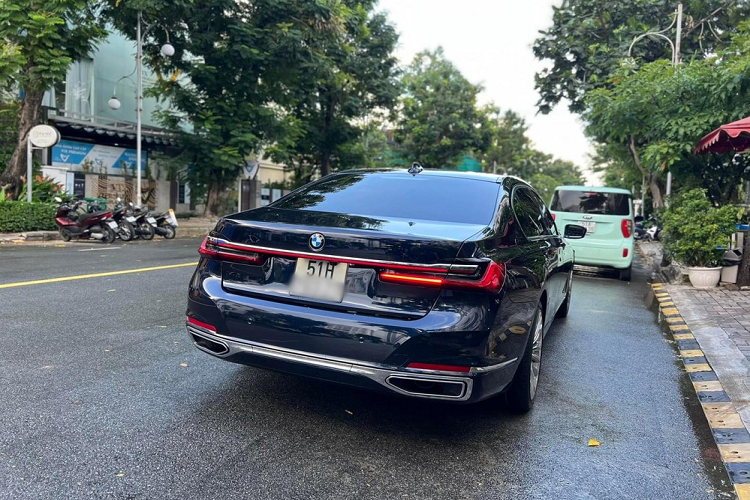 Động cơ trên chiếc xe sang BMW 740Li Pure Excellence 2020 này chính là máy xăng I6 Twin Power Turbo dung tích 3.0L với công suất 340 mã lực tại tua máy 5.500 - 6.500 vòng/phút và mômen xoắn cực đại 450 Nm tại tua máy 1.500 - 5.200 vòng/phút. Hộp số tiêu chuẩn của xe là loại tự động 8 cấp Steptronic.