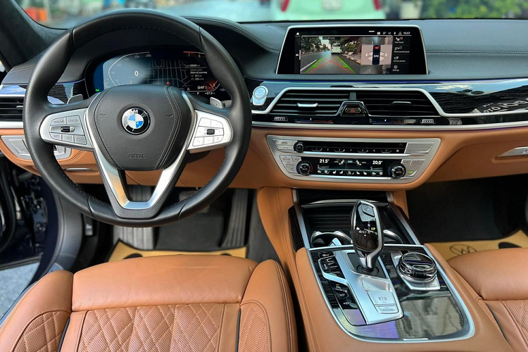 Người mua lại chiếc xe sang BMW 740Li Pure Excellence 2020 từng thuộc sở hữu của Cường Đô la chia sẻ xe đời 2020, số đồng hồ công tơ mét xe đã đi được là hơn 29.000 km và vẫn còn bảo hành chính hãng. Mức giá bán không được tiết lộ. 