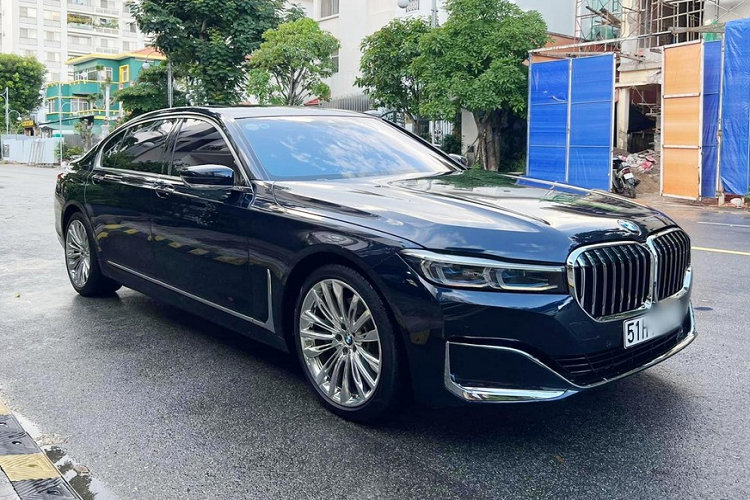 Trải nghiệm đã nhất của BMW 740Li Pure Excellence chính là hàng ghế sau khi có thêm tủ lạnh BMW Invidiual 15 lít, cửa sổ trời Panorama Sky Lounge với 15.000 điểm sáng LED tạo hiệu ứng ánh sáng.