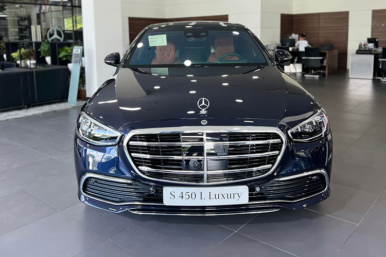 Nội thất xe sang Mercedes-Benz S450 Luxury 4Matic 2022 phải gọi là đỉnh của chóp khi có ghế ngồi bọc da Nappa Exclusive cùng gói nội thất Exclusive với ghế thương gia phía sau và đệm đỡ bắp chân, ngoài ra là các chi tiết ốp gỗ đen bóng Piano, màn hình cảm ứng OLED 12,8 inch ở khu vực trung tâm, phía sau vô lăng xe có màn hình kích thước lên đến 12.3 inch.