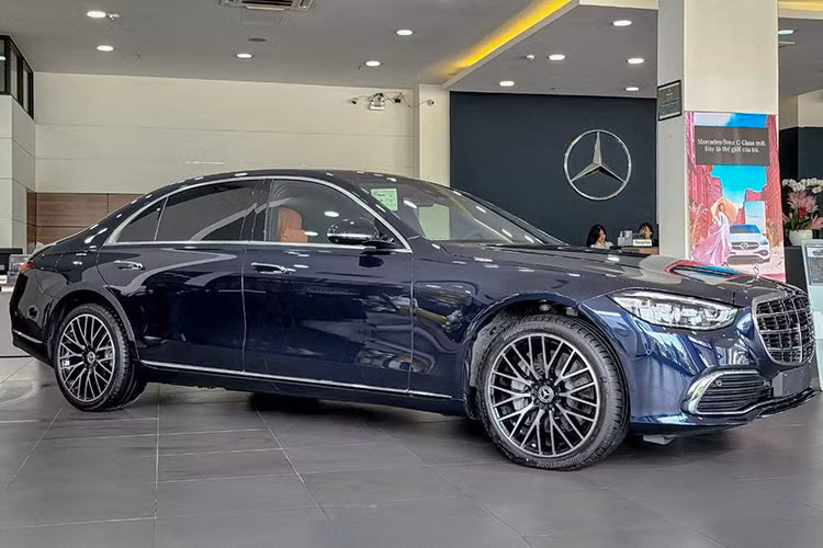 Ngoại thất chiếc xe sang Mercedes-Benz S450 Luxury 4Matic 2022 này mang màu đen và nội thất màu nâu đậm. Giá xe Mercedes-Benz S450 Luxury 4Matic 2022 nhập Thái Lan là 5,38 tỷ đồng, rẻ hơn giá bán xe Mercedes-Benz S450 Luxury nhập Đức khi lên đến 5,75 tỷ đồng.