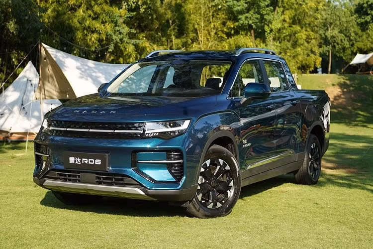 Mới đây, hãng Geely đã chính thức vén màn mẫu xe bán tải điện đầu tiên của mình mang tên Radar RD6. Đây là mẫu xe đầu tiên của thương hiệu con Radar mới được Geely thành lập. Đến nay, những hình ảnh nội thất chính thức của mẫu xe bán tải điện Geely Radar RD6 2023 mới được trang bị nội thất có thiết kế như xe con.