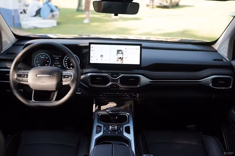 Được phát triển dựa trên cơ sở gầm bệ SEA của tập đoàn Geely, Radar RD6 nằm cùng phân khúc với những mẫu xe bán tải quen thuộc như Ford Ranger hay Toyota Hilux. Mẫu xe bán tải thuần điện này có kích thước cụ thể bao gồm chiều dài 5.260 mm, chiều rộng 1.900 mm, chiều cao 1.830 mm và chiều dài cơ sở 3.120 mm.