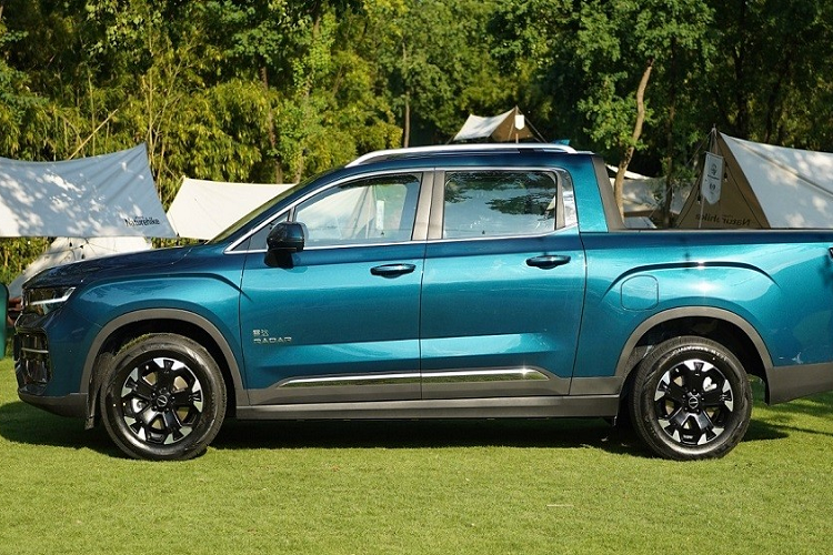 Bên trong mẫu xe bán tải Geely Radar RD6 thuần điện của Trung Quốc là nội thất bọc da với những chi tiết bằng kim loại tương phản. Trước mặt người lái xuất hiện vô lăng bọc da vát đáy thể thao và bảng đồng hồ kỹ thuật số với màn hình LCD 12,3 inch phía sau.