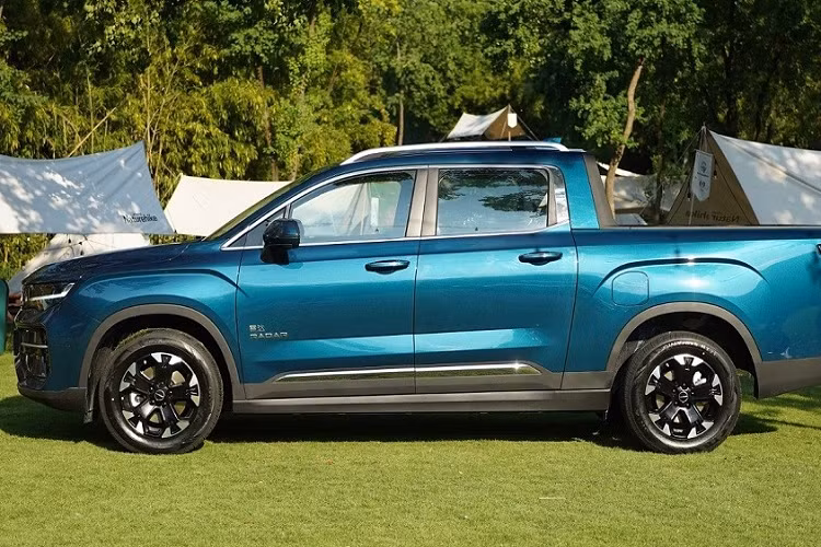 Bên trong mẫu xe bán tải Geely Radar RD6 thuần điện của Trung Quốc là nội thất bọc da với những chi tiết bằng kim loại tương phản. Trước mặt người lái xuất hiện vô lăng bọc da vát đáy thể thao và bảng đồng hồ kỹ thuật số với màn hình LCD 12,3 inch phía sau.