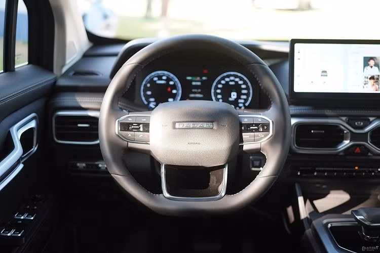 Tại đây, mẫu ô tô Trung Quốc này được trang bị dải đèn LED định vị ban ngày hình chữ "L", chia đèn pha thành 2 tầng. Ngoài ra, dải đèn này còn nằm vắt ngang đầu xe, trên khu vực lưới tản nhiệt giả màu đen bóng. Thêm vào đó là hốc gió trung tâm hình thang, khe gió nằm dọc được trang trí bằng nẹp mạ crôm và nắp ca-pô gắn tem chữ nổi "Radar".