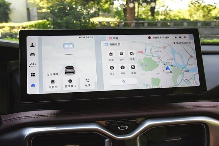 Phía sau xe, mẫu ô tô Trung Quốc này được áp dụng thiết kế khá thời trang với cụm đèn hậu LED có tạo hình hình chữ "X" bên trong. Cụm đèn hậu còn được nối với nhau bằng dải đèn LED nằm vắt ngang thùng xe. Tương tự ở cản trước, bên dưới bệ bước chân cũng có ốp màu bạc. Trong khi đó, thành thùng sau được tích hợp các ổ điện tiện dụng.