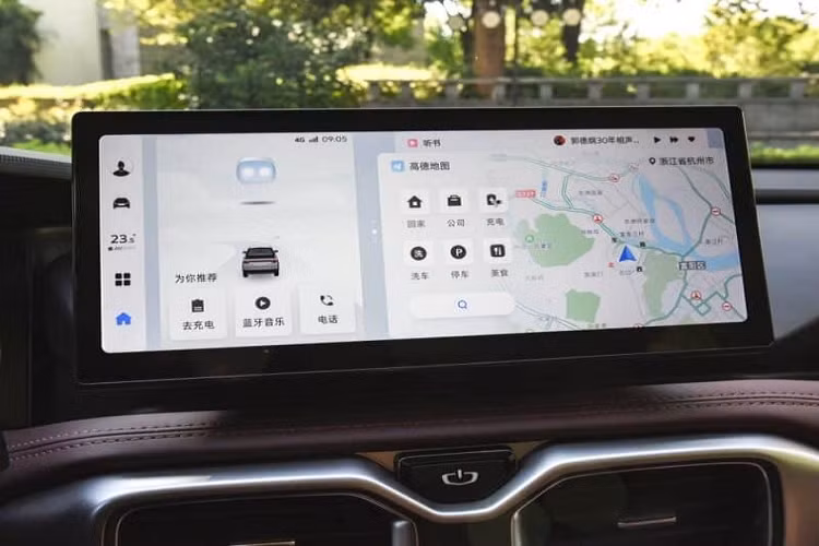 Phía sau xe, mẫu ô tô Trung Quốc này được áp dụng thiết kế khá thời trang với cụm đèn hậu LED có tạo hình hình chữ "X" bên trong. Cụm đèn hậu còn được nối với nhau bằng dải đèn LED nằm vắt ngang thùng xe. Tương tự ở cản trước, bên dưới bệ bước chân cũng có ốp màu bạc. Trong khi đó, thành thùng sau được tích hợp các ổ điện tiện dụng.