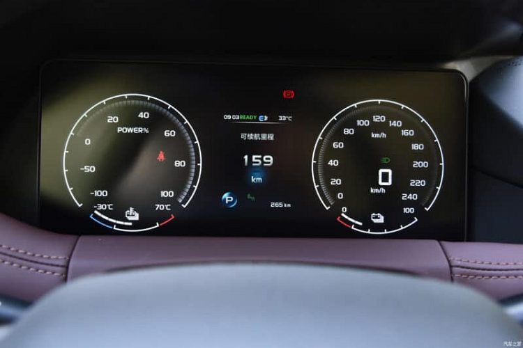 Hàng ghế sau của Geely Radar RD6 có đủ chỗ cho 3 người ngồi và có cả cửa gió điều hòa cũng như ngăn chứa đồ bên dưới với thể tích 48 lít. Trong khi đó, sàn xe khá phẳng, giúp hành khách phía sau thêm thoải mái. Tuy nhiên, khoảng duỗi chân dành cho hàng ghế sau của xe không quá rộng. Điều này không có gì lạ vì Geely Radar RD6 chỉ là xe bán tải cỡ trung.