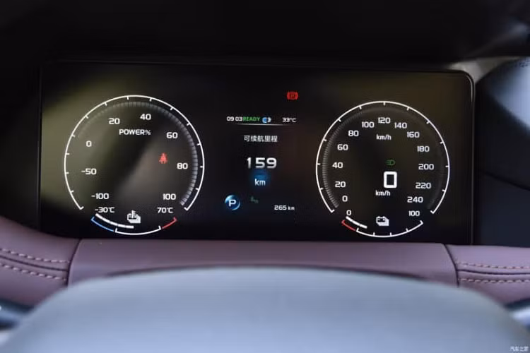 Hàng ghế sau của Geely Radar RD6 có đủ chỗ cho 3 người ngồi và có cả cửa gió điều hòa cũng như ngăn chứa đồ bên dưới với thể tích 48 lít. Trong khi đó, sàn xe khá phẳng, giúp hành khách phía sau thêm thoải mái. Tuy nhiên, khoảng duỗi chân dành cho hàng ghế sau của xe không quá rộng. Điều này không có gì lạ vì Geely Radar RD6 chỉ là xe bán tải cỡ trung.