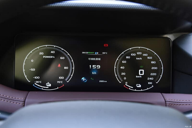 Có một điều đáng tiếc ở Geely Radar RD6 là vành la-zăng sở hữu đường kính chỉ 17 inch. Bộ vành này có thiết kế đa chấu, sơn 2 màu thể thao. Ngoài vành la-zăng, bên sườn xe còn có baga nóc, anten hình vây cá cũng như viền cửa sổ và nẹp trên cửa mạ crôm.