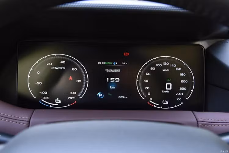 Có một điều đáng tiếc ở Geely Radar RD6 là vành la-zăng sở hữu đường kính chỉ 17 inch. Bộ vành này có thiết kế đa chấu, sơn 2 màu thể thao. Ngoài vành la-zăng, bên sườn xe còn có baga nóc, anten hình vây cá cũng như viền cửa sổ và nẹp trên cửa mạ crôm.