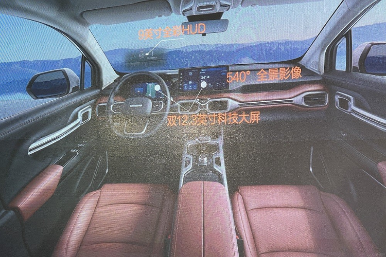 Bên cạnh đó là màn hình thông tin giải trí dạng cảm ứng cũng có kích thước 12,3 inch, nằm độc lập trên mặt táp-lô. Ngoài ra, mẫu xe này còn được trang bị cả màn hình hiển thị thông tin kính lái 9 inch.