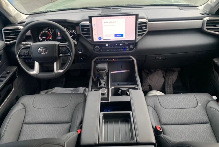 Toyota Tundra Limited về nước sở hữu màu xanh rêu khá lạ mắt. Màu này thường được bắt gặp trên các dòng SUV hầm hố của Toyota/Lexus như Land Cruiser Prado hay GX 460. Ở thế hệ mới, xe có nhiều điểm được chỉnh sửa phần ngoại thất. Lưới tản nhiệt dạng thanh ngang cỡ lớn màu xám mờ, với đường viền mạ chrome mờ. Đèn chiếu sáng, đèn định vị ban ngày và đèn hậu đều dùng công nghệ LED. Đèn pha có tính năng tự động bật/tắt. Mâm xe hai tông màu, kích thước 20 inch.