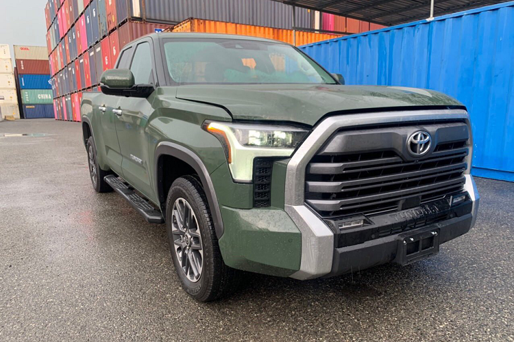 Sau nhiều tháng được chào bán tới khách hàng trong nước, một chiếc Toyota Tundra 2022 mới vừa được khui công tại cảng ở Việt Nam. Xe được đưa về từ Mỹ thông qua một đơn vị chuyên kinh doanh xe nhập khẩu tại Hà Nội. Đây là chiếc Toyota Tundra đời mới đầu tiên về Việt Nam. Theo thông tin từ đơn vị này, giá xe Toyota Tundra 2022 Limited bán ra hơn 4,5 tỷ đồng. Giá bán này có thể coi là tương đồng với Ford F-150.