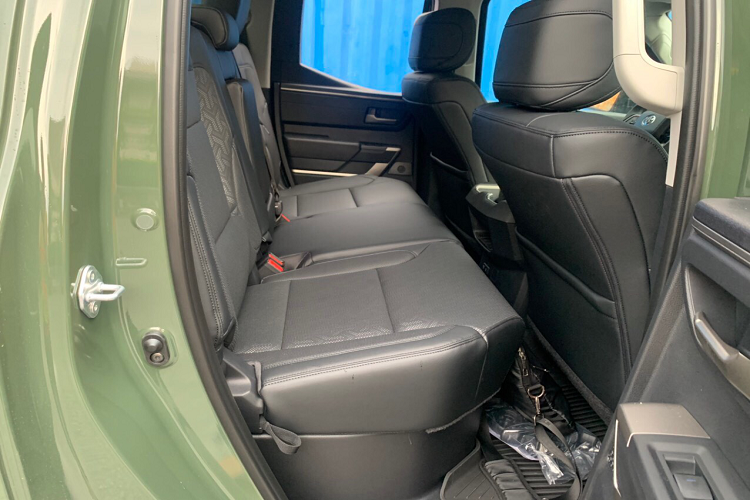 Dàn âm thanh 9 loa. Vô-lăng tích hợp nhiều nút bấm mới. Cụm đồng hồ vẫn là loại analog, kết hợp với màn hình TFT đa thông tin 4,2 inch ở chính giữa. Điều hòa tự động 2 vùng và có cửa gió cho hàng ghế sau.