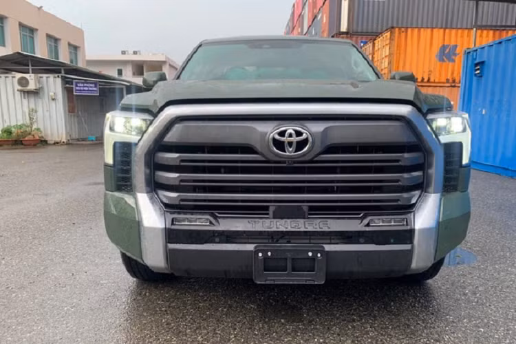 Ba chế độ lái bao gồm: Tiết kiệm, Bình thường và Thể thao. Ở thế hệ 2022, Toyota Tundra sử dụng hệ thống treo phía trước xương đòn kép và phía sau dùng giảm xóc kiểu lò xo cuộn thay cho lá nhíp truyền thống.