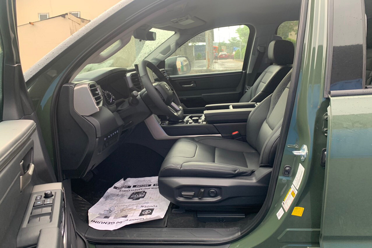 Xe sở hữu chiều dài lên đến 5.933 mm, chiều rộng 2.037 mm, chiều cao 1.981 mm và trục sơ sở 3.700 mm. Là dòng bán tải cỡ lớn nên không gian bên trong Tundra cũng khá rộng rãi. Bên trong Toyota Tundra 2022 được trang bị một màn hình giải trí cỡ lớn mới kích thước 14 inch cảm ứng, hỗ trợ kết nối Apple CarPlay và Android Auto không dây.