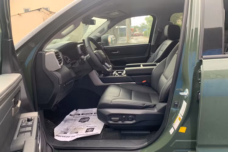 Xe sở hữu chiều dài lên đến 5.933 mm, chiều rộng 2.037 mm, chiều cao 1.981 mm và trục sơ sở 3.700 mm. Là dòng bán tải cỡ lớn nên không gian bên trong Tundra cũng khá rộng rãi. Bên trong Toyota Tundra 2022 được trang bị một màn hình giải trí cỡ lớn mới kích thước 14 inch cảm ứng, hỗ trợ kết nối Apple CarPlay và Android Auto không dây.