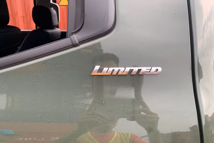 Gói công nghệ an toàn Toyota Safety Sense 2.5 có mặt trên chiếc Tundra bao gồm cảnh báo va chạm phía trước, ga tự động thông minh, theo dõi làn đường, hỗ trợ đọc biển báo... Cảnh báo giao thông cắt ngang phía sau và giám sát điểm mù là tiêu chuẩn, trong khi hệ thống hỗ trợ đỗ xe Parking Support Brake là tùy chọn. Xe trang bị tiêu chuẩn 8 túi khí.