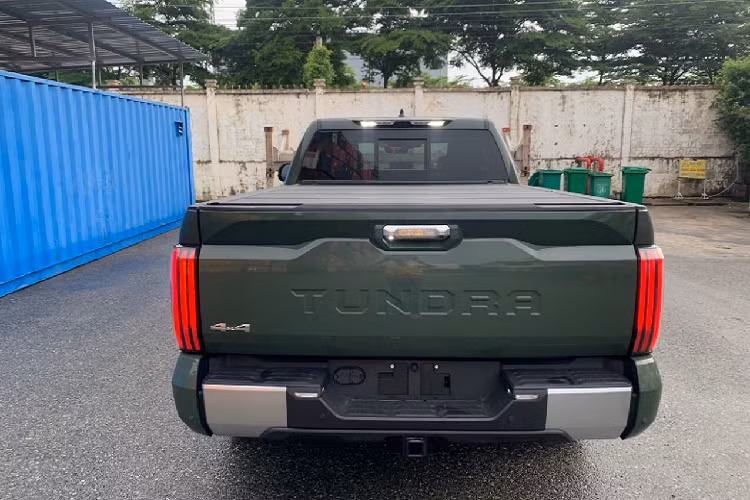 Về sức mạnh, khối động cơ V8 được thay thế bằng V6 3,5 lít tăng áp kép, cho công suất 389 mã lực và mô-men xoắn 650 Nm. Hộp số tự động 10 cấp kết hợp hệ dẫn động bốn bánh.