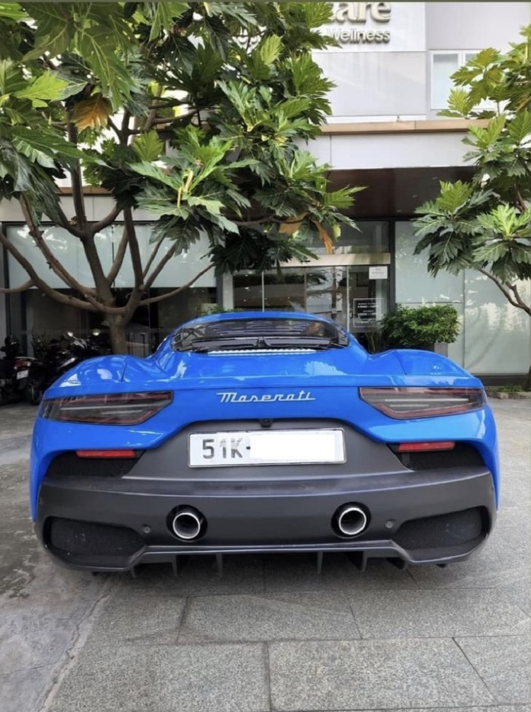 Thiết kế đuôi xe Maserati MC20 Chiếc siêu xe Maserati MC20 được trang bị khối động cơ xăng V6, dung tích 3.0 lít, tăng áp kép, sản sinh ra công suất tối đa 621 mã lực và mô-men xoắn cực đại 730 Nm, thông số này đều thua kém so với các đối thủ trong cùng phân khúc. Sức mạnh trên siêu xe thương mại đầu tiên của hãng xe Maserati sẽ đồng hành cùng hộp số tự động ly hợp kép 8 cấp và hệ dẫn động cầu sau, nhờ đó, MC20 có thể tăng tốc từ vị trí xuất phát lên 100 km/h trong thời gian dưới 2,9 giây trước khi đạt vận tốc tối đa 325 km/h, khá ấn tượng so với những gì công suất của xe có được.