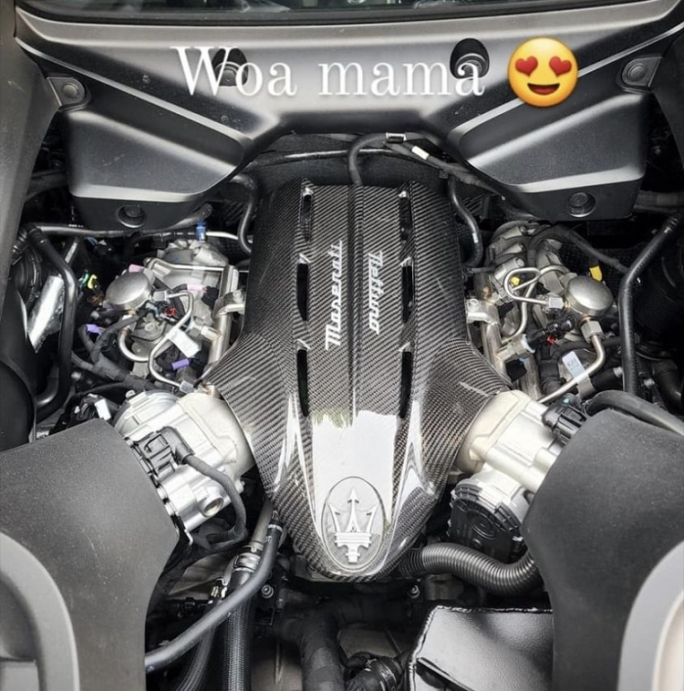 Động cơ siêu xe Maserati MC20. Hiện chưa rõ người chơi xe tại Sài thành đã phải chi ra bao nhiêu tiền để sở hữu xe Maserati MC20 này, chỉ biết rằng mức giá xe Maserati MC20 tại Việt Nam được chào bán không dưới 19 tỷ đồng. Tại thị trường nước ngoài, giá bán xe chỉ 4,4 tỷ đến 5,7 đồng tùy theo cấu hình khách hàng chọn lựa. Một số nguồn tin cho biết, chiếc Maserati MC20 màu xanh Blu Infinito được nhập khẩu chính hãng, còn 2 xe MC20 còn lại là không chính hãng.