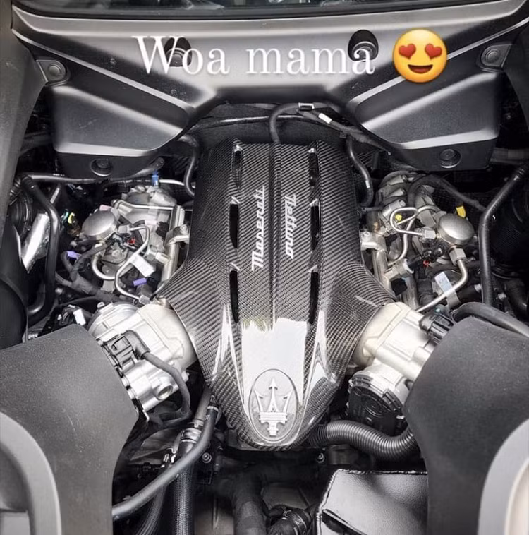 Động cơ siêu xe Maserati MC20. Hiện chưa rõ người chơi xe tại Sài thành đã phải chi ra bao nhiêu tiền để sở hữu xe Maserati MC20 này, chỉ biết rằng mức giá xe Maserati MC20 tại Việt Nam được chào bán không dưới 19 tỷ đồng. Tại thị trường nước ngoài, giá bán xe chỉ 4,4 tỷ đến 5,7 đồng tùy theo cấu hình khách hàng chọn lựa. Một số nguồn tin cho biết, chiếc Maserati MC20 màu xanh Blu Infinito được nhập khẩu chính hãng, còn 2 xe MC20 còn lại là không chính hãng.