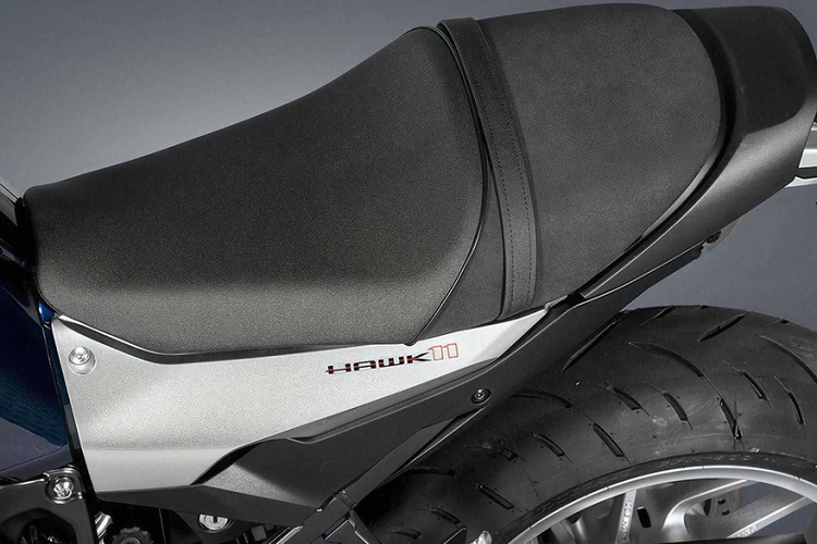 Ngay cả động cơ của mẫu xe café racer này cũng được thừa hưởng từ Honda Africa Twin. Cụ thể, nguồn cung cấp sức mạnh cho Honda Hawk 11 là động cơ xi-lanh đôi, dung tích 1.083 cc, làm mát bằng dung dịch, tạo ra công suất tối đa 100 mã lực tại tua máy 7.500 vòng/phút và mô-men xoắn cực đại 103 Nm tại tua máy 6.000 vòng/phút.