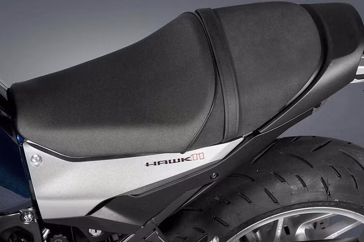 Ngay cả động cơ của mẫu xe café racer này cũng được thừa hưởng từ Honda Africa Twin. Cụ thể, nguồn cung cấp sức mạnh cho Honda Hawk 11 là động cơ xi-lanh đôi, dung tích 1.083 cc, làm mát bằng dung dịch, tạo ra công suất tối đa 100 mã lực tại tua máy 7.500 vòng/phút và mô-men xoắn cực đại 103 Nm tại tua máy 6.000 vòng/phút.