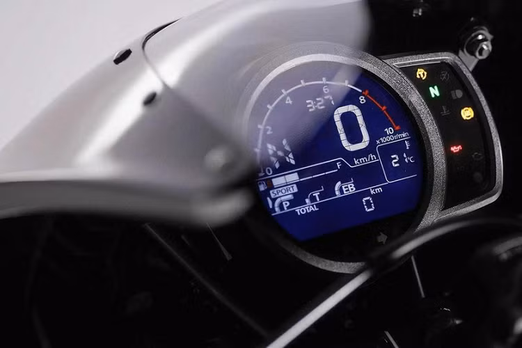 Đi kèm với đó là hộp số côn tay 6 cấp tiêu chuẩn hoặc hộp số ly hợp kép DCT tùy chọn. Ngoài động cơ, Honda Hawk 11 còn có một số trang bị khác giống Africa Twin như sưởi tay lái, hệ thống hỗ trợ giữ ga, hệ thống ga điện tử nhiều chế độ, hệ thống chống bó cứng phanh ABS cảm biến góc nghiêng với các thiết lập khác nhau và hệ thống kiểm soát độ hẫng bánh trước.