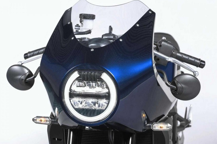 Tiếp đến là bảng đồng hồ kỹ thuật số, có khả năng kết nối Bluetooth. Nhờ đó, người điều khiển có thể truy cập các tính năng của điện thoại như đàm thoại, nhắn tin và hệ thống đa phương tiện thông qua bảng đồng hồ này.