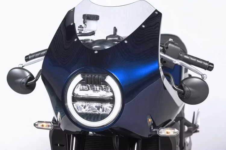 Tiếp đến là bảng đồng hồ kỹ thuật số, có khả năng kết nối Bluetooth. Nhờ đó, người điều khiển có thể truy cập các tính năng của điện thoại như đàm thoại, nhắn tin và hệ thống đa phương tiện thông qua bảng đồng hồ này.