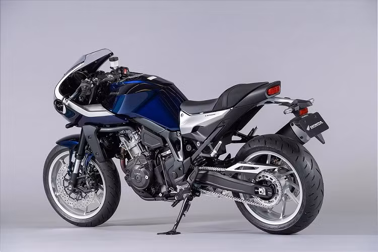 Tại thị trường Nhật Bản, giá xe Honda Hawk 11 2023 từ 1,397 triệu Yên (khoảng 234 triệu đồng), rẻ hơn người anh em Africa Twin. Hiện chưa rõ Honda có kế hoạch phân phối Hawk 11 ở thị trường Việt Nam hay không.
