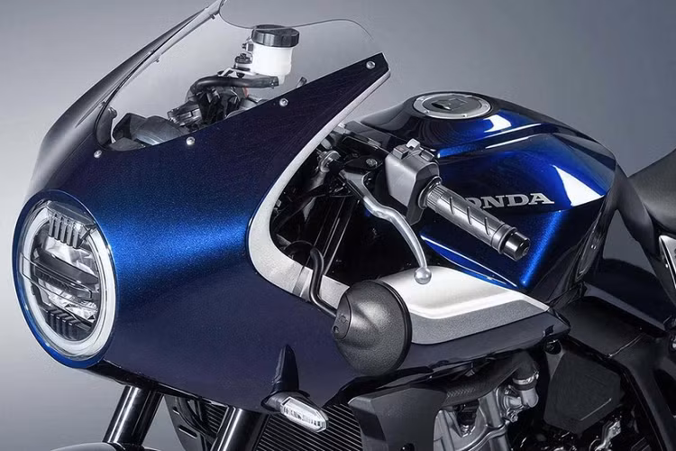 Phía sau Honda Hawk 11 là phần đuôi xe có thiết kế đơn giản nhưng không kém phần hiện đại. Tại đây, xe còn có đèn phanh LED và đèn báo rẽ bắt vào giá lắp biển số. Không chỉ có ngoại hình ấn tượng, Honda Hawk 11 còn dùng khung xe giống mẫu xe adventure cùng thương hiệu là Africa Twin.