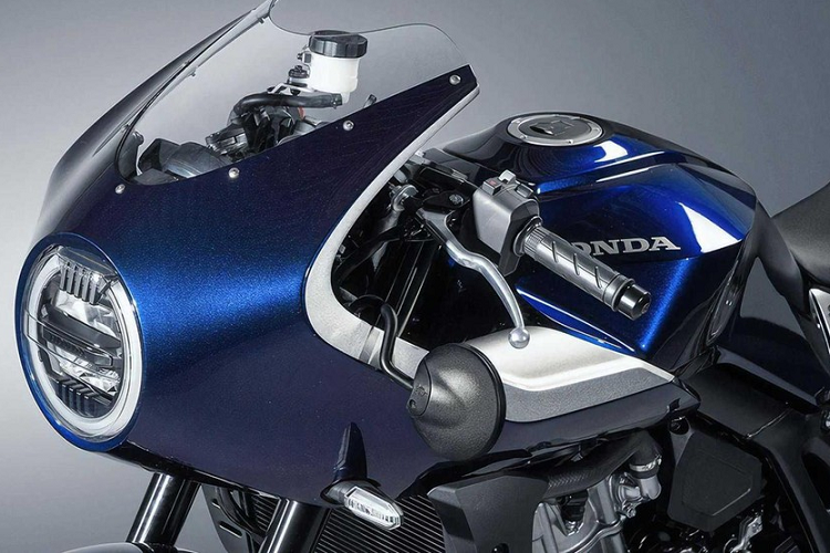 Phía sau Honda Hawk 11 là phần đuôi xe có thiết kế đơn giản nhưng không kém phần hiện đại. Tại đây, xe còn có đèn phanh LED và đèn báo rẽ bắt vào giá lắp biển số. Không chỉ có ngoại hình ấn tượng, Honda Hawk 11 còn dùng khung xe giống mẫu xe adventure cùng thương hiệu là Africa Twin.