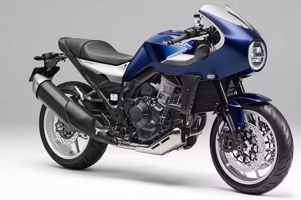 Chưa hết, Honda Hawk 11 còn được trang bị đèn pha hình tròn, bao quanh bằng dải đèn LED định vị ban ngày hình móng ngựa. Trong khi đó, ốp đầu xe đi kèm kèm viền mạ crôm sáng bóng và kính chắn gió nhỏ phía trên. Ở hai bên ốp đầu xe là gương chiếu hậu hình tròn và đèn báo rẽ. Vì là xe café racer nên Honda Hawk 11 dùng tay lái clip-on bố trí thấp và yên xe một mảnh.