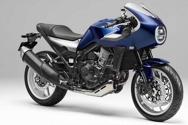 Chưa hết, Honda Hawk 11 còn được trang bị đèn pha hình tròn, bao quanh bằng dải đèn LED định vị ban ngày hình móng ngựa. Trong khi đó, ốp đầu xe đi kèm kèm viền mạ crôm sáng bóng và kính chắn gió nhỏ phía trên. Ở hai bên ốp đầu xe là gương chiếu hậu hình tròn và đèn báo rẽ. Vì là xe café racer nên Honda Hawk 11 dùng tay lái clip-on bố trí thấp và yên xe một mảnh.