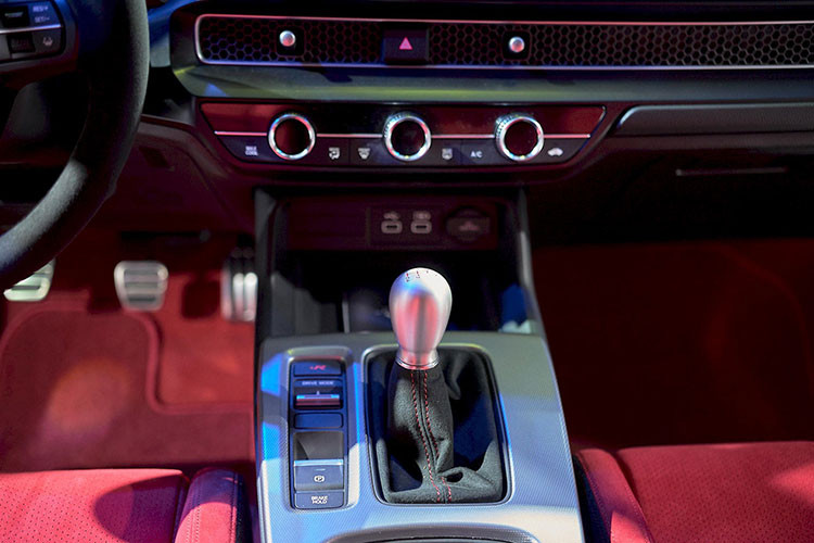 Hệ thống kiểm soát hành trình thích ứng bao gồm dải tốc độ thấp (ACC with LSF). Hệ thống giảm thiểu chệch làn đường (RDM). Hệ thống hỗ trợ giữ làn đường (LKAS). Hệ thống thông báo xe phía trước khởi hành (LCDN).