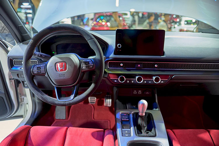 Honda Civic Type R 2023 tại Việt Nam vẫn được trang bị gói công nghệ hỗ trợ an toàn Honda Sensing với đầy đủ các tính năng hiện đại bao gồm: Hệ thống phanh giảm thiểu va chạm (CMBS). Hệ thống đèn pha thích ứng tự động (AHB).