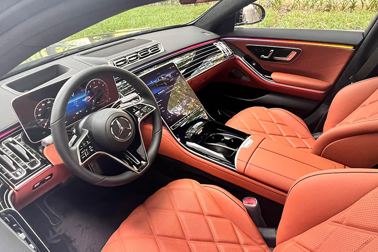 Cũng là Mercedes S450 2022 thế hệ mới, nhưng mẫu xe này là phiên bản siêu sang được gắn thêm chữ Maybach, chiếc Maybach S450 2022 cũng khiến Minh Nhựa phải chi thêm gần 3 tỷ đồng cho đam mê sở hữu xe siêu sang.