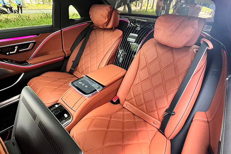 Trước đó, Minh Nhựa đã mua một chiếc xe Mercedes-Benz S450 4Matic thế hệ mới bản nhập Thái nhưng đã nhanh chóng bán lại sau đó để đặt mua phiên bản xe siêu sang Mercedes-Maybach S450 2022.