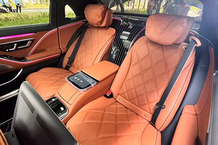 Trước đó, Minh Nhựa đã mua một chiếc xe Mercedes-Benz S450 4Matic thế hệ mới bản nhập Thái nhưng đã nhanh chóng bán lại sau đó để đặt mua phiên bản xe siêu sang Mercedes-Maybach S450 2022.